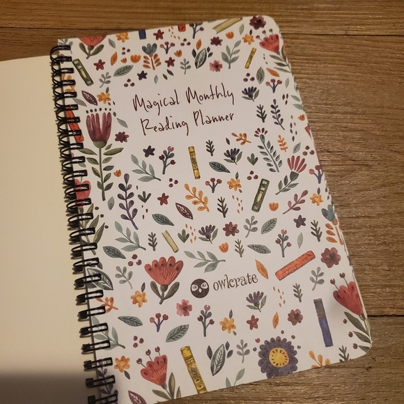 Owlcrate Floral Reading Planner book - Picture 3 of 9